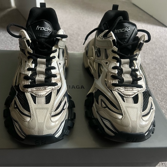 Woman’s Balenciaga track sneaker. Size 38. Comes with dust bag! - Picture 2 of 5
